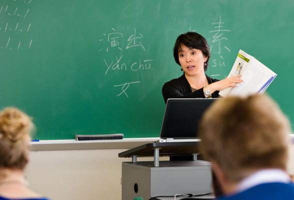 Япония школа учитель. Китайский учитель. Учитель в китайской школе. Японские учителя. Учителя в Японии.